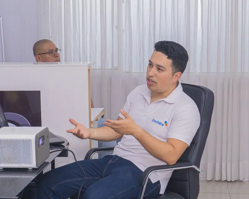 Un consultor de Doolabs explica Odoo al equipo de un cliente durante una capacitación