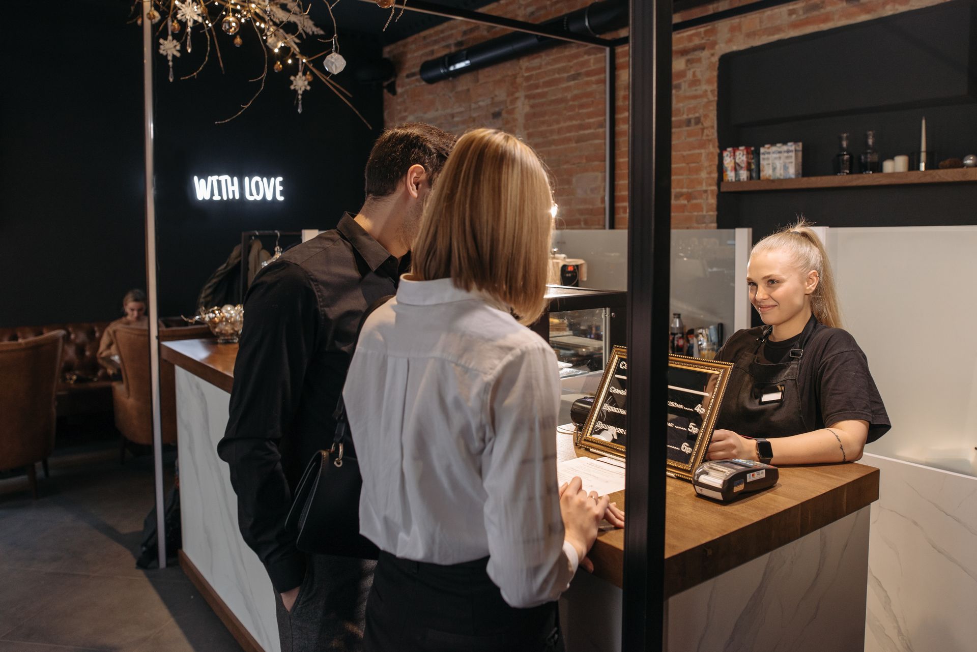 Clientes siendo atendidos en el mostrador de una cafetería